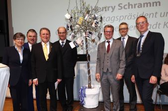 Kulmbachs Oberbürgermeister Henry Schramm schenkte einen jungen Baum als Sinnbild für das Wachstum der neuen Fakultät VII . V.l. Regierungspräsidentin Heidrun Piwernetz, Landrat Klaus Peter Söllner, Bezirkstagspräsident OB Henry Schramm, Universitätskanzler Dr. Markus Zanner, Staatsminister Bernd Sibler, Gründungsdekan Prof. Dr. Stephan Clemens und Universitätspräsident Prof. Dr. Stefan Leible.