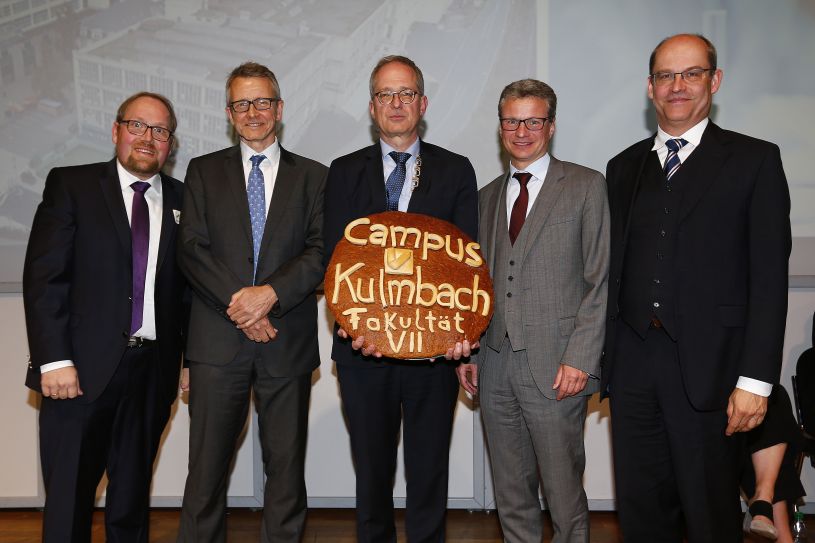 Passend zum Thema ein gesundes Brot: v.l. Campus-Geschäftsführer Dr. Matthias Kaiser, Gründungsdekan Prof. Dr. Stephan Clemens, Universitätspräsident Prof. Dr. Stefan Leible, Staatsminister Bernd Sibler und Universitätskanzler Dr. Markus Zanner.