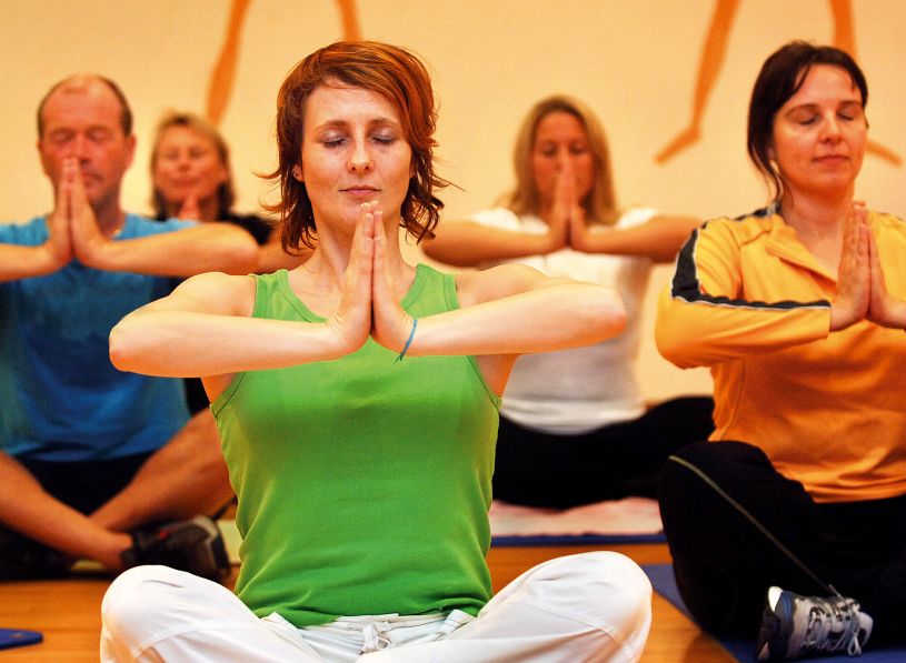 Pflege ist Schwerstarbeit. Yoga kann für den nötigen Ausgleich sorgen (AOK-Mediendienst)