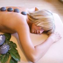 Hot-Stone-Anwendung und Wellness in der Therme Obernsees | © Therme Obernsees
