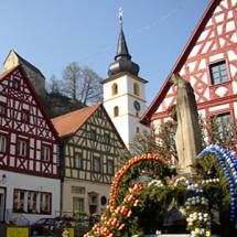 Der Marktplatz in Pottenstein mit dem geschmückten Brunnen  | © Stadt Pottenstein