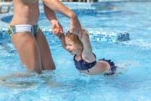 AOK unterstützt Schwimmunterricht in Schulen