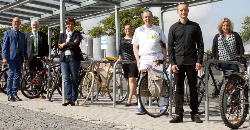 Stellvertretender AOK-Direktor Markus Rother (li.) und AOK-Fachbereichsleiter Marko Ahrens (2. v. li.) ehrten die Mitarbeiter des Klinikums Bayreuth als stärkste Radler-Gemeinschaft der Aktion „Mit dem Rad zur Arbeit 2019