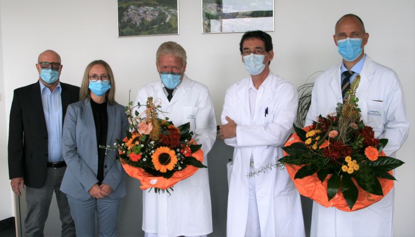 Nach 25 Jahren übergibt Chefarzt Dr. Norbert Friedel die Leitung der Klinik für Herz- und Thoraxchirurgie an seinen Nachfolger Dr. Henning F. Lausberg (rechts). Zur neuen Position gratulieren (von links) Michael Hoch, stellvertretender Personaldirektor, Pflegedirektorin Angela Dzyck, Dr. Norbert Friedel und Prof. Dr. Thomas Rupprecht, Ärztlicher Direktor der Klinikum Bayreuth GmbH. 