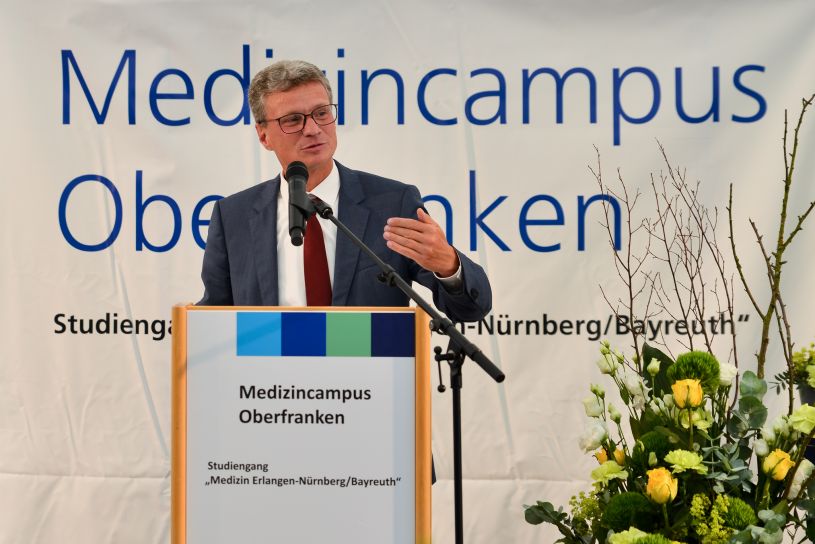 Wissenschaftsminister Bernd Sibler hielt die Festrede beim Richtfest des ersten Lehrgebäudes des Medizincampus Oberfranken am Klinikum Bayreuth: "Das ist eine echte Ansage." (Quelle: Klinikum Bayreuth GmbH) Wissenschaftsminister Bernd Sibler hielt die Festrede beim Richtfest