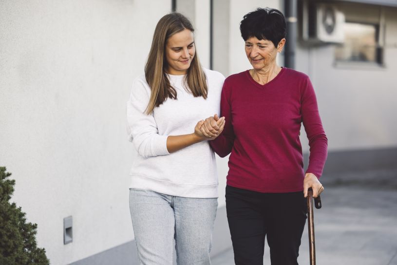 Mit einem neuen digitalen Präventionsangebot unterstützt die AOK Angehörige dabei, Beruf und Pflege zu vereinbaren und dabei auf ihre Gesundheit zu achten. © AOK-Bundesverband