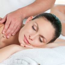 Einen ganzen Tag verwöhnen lassen mit tollen Wellness-Anwendungen in Bad Berneck (Franken) | © 44117915 | Couple relaxing with massage | rido | fotolia.com