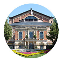 Das Festspielhaus in der Wagner-Stadt